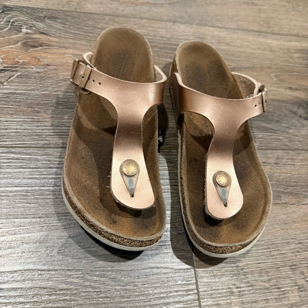 Birkenstock Gizeh Birko-Flor Kids Thong Sandals in Metallic Rose Gold